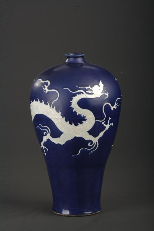 扬州博物馆藏元霁蓝釉白龙纹梅瓶